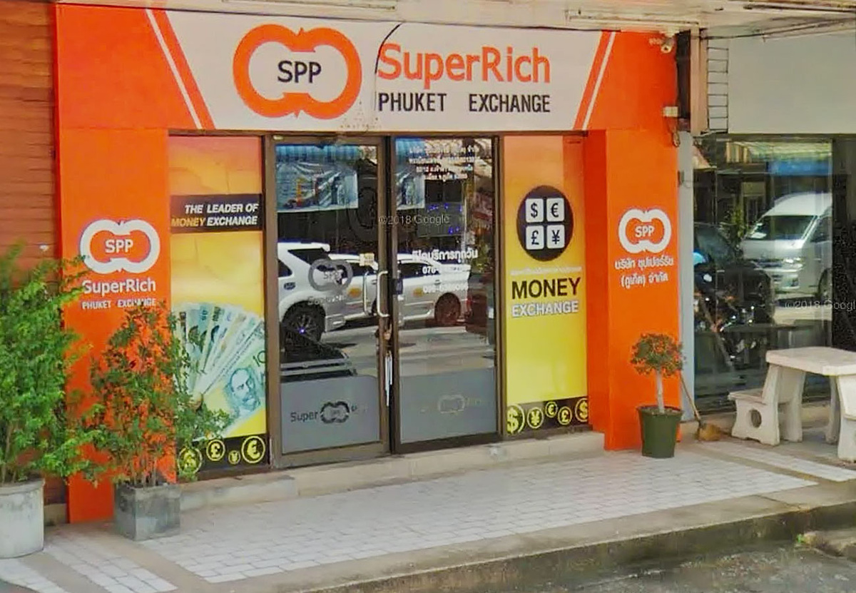 Обменник SuperRich (оранжевый). SuperRich славится предоставлением лучших курсов обмена валют в Таиланде, что особенно важно для путешественников. В Таиланде функционирует множество отделений SuperRich, что обеспечивает доступность сервиса в различных точках, включая аэропорты и популярные туристические зоны