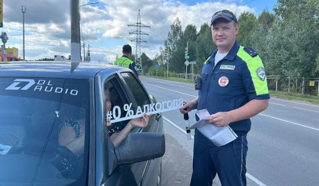     Инспектор ДПС проводит профилактическую беседу Источник: ОМВД по ЧГО Автор фото: Отдел МВД по ЧГО