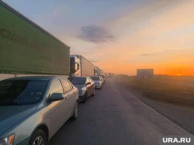 Дорога из Грузии в Россию через КПП по-прежнему занимает у водителей около 10-13 часов. Фото: Никита Сабашников © URA.RU