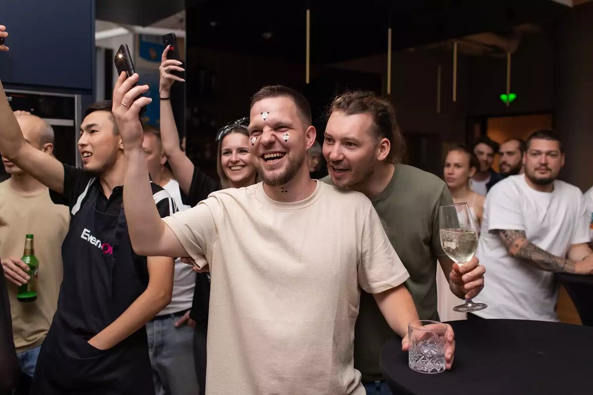 Гости празднуют мальчишник перед свадьбой: кто должен устраивать мальчишник жениху