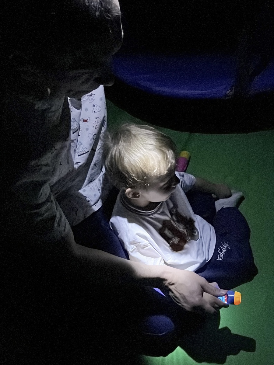 Игры в темноте в зале НДГ