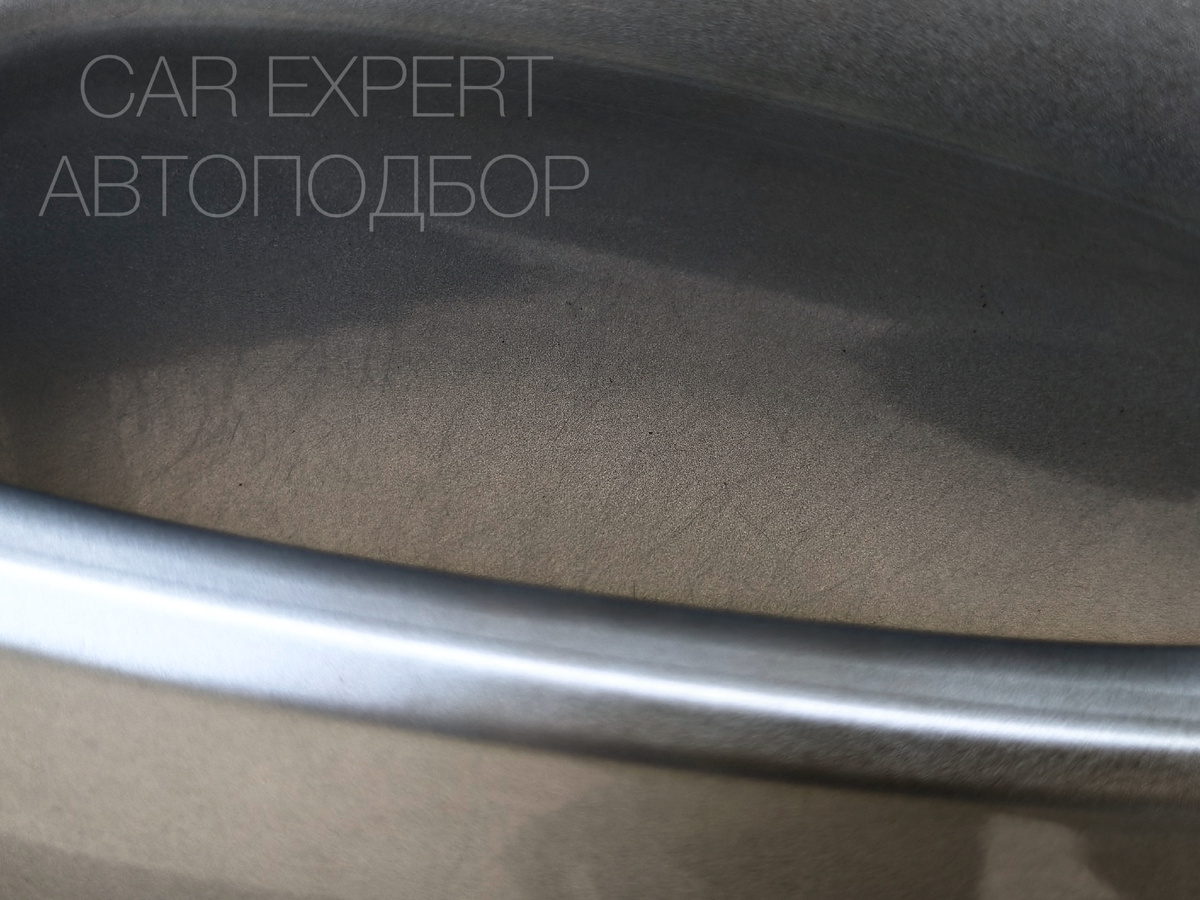 Да, снаружи машину отполировали, но места типа выемки под ручками, полировать тяжело. Продавец не стал заморачиваться, поэтому уже на этом моменте начали возникать сомнения.