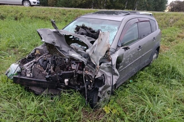    Один из автомобилей, судя по всему, скатился в кювет. Фото: Госавтоинспекция Кировской области