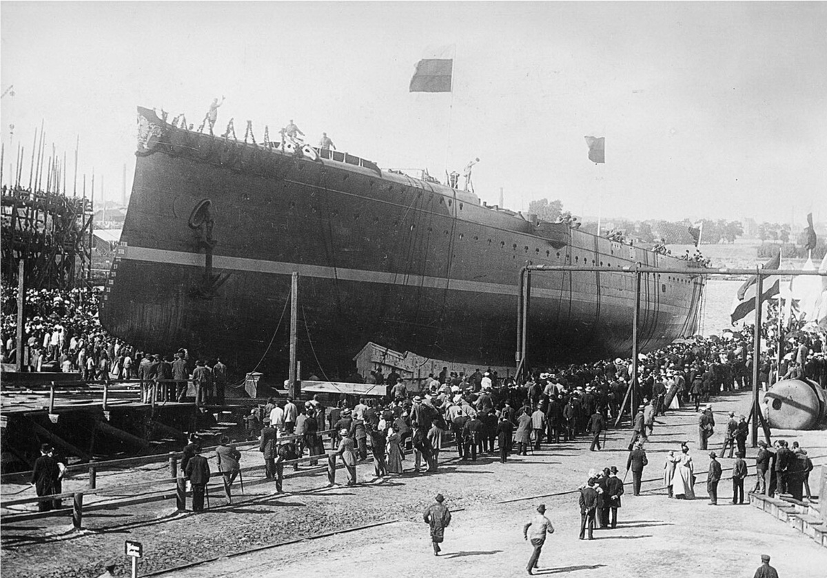 Торжественный спуск на воду крейсера "Новик". 2 августа 1900 г.