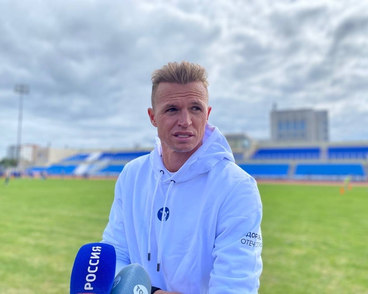     В Курске Дмитрий Тарасов провёл мастер-класс для юных футболистов