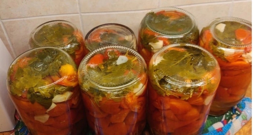    Обалденно вкусные помидоры в банке: рецепт закатки на зиму с секретным рассолом - гости выпивают все до последней капли