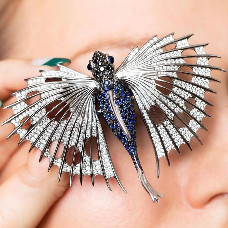 На фото: брошь Stephen Webster Jewels Verne из белого золота и титана с сапфирами, прозрачными и черными бриллиантами*