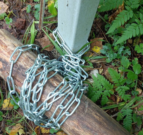 Простой способ вытащить из земли столб без механизмов