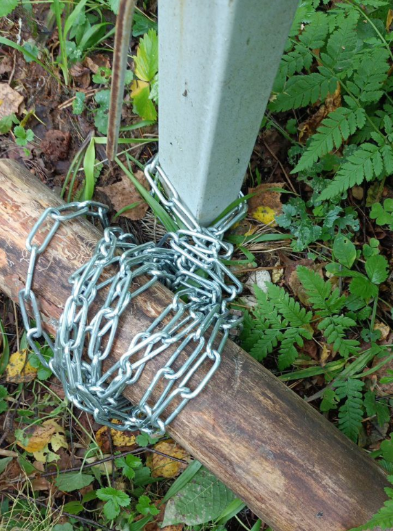 Столб обмотанный цепью.