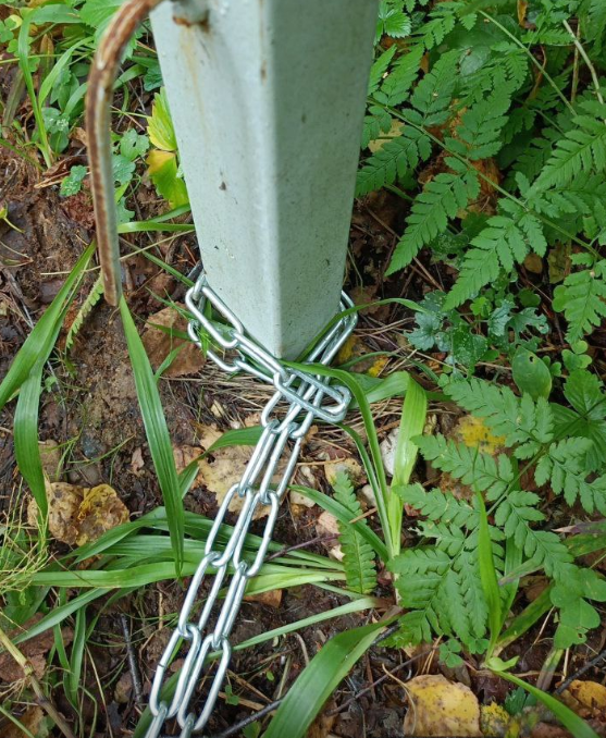 "Удавка" из цепи на столбе.