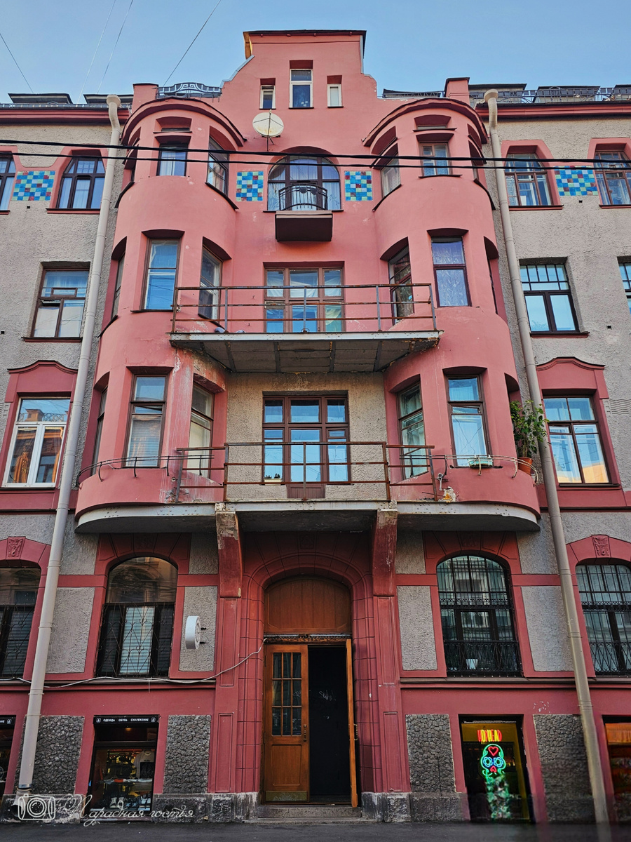 Недавно здесь отремонтировали фасад. Фото: Парадная гостья