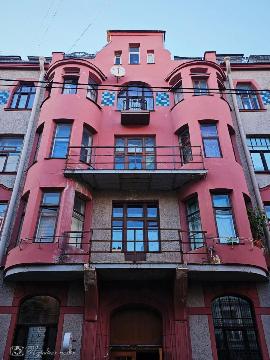 Ранее дом был желтым - теперь розовый. Фото: Парадная гостья