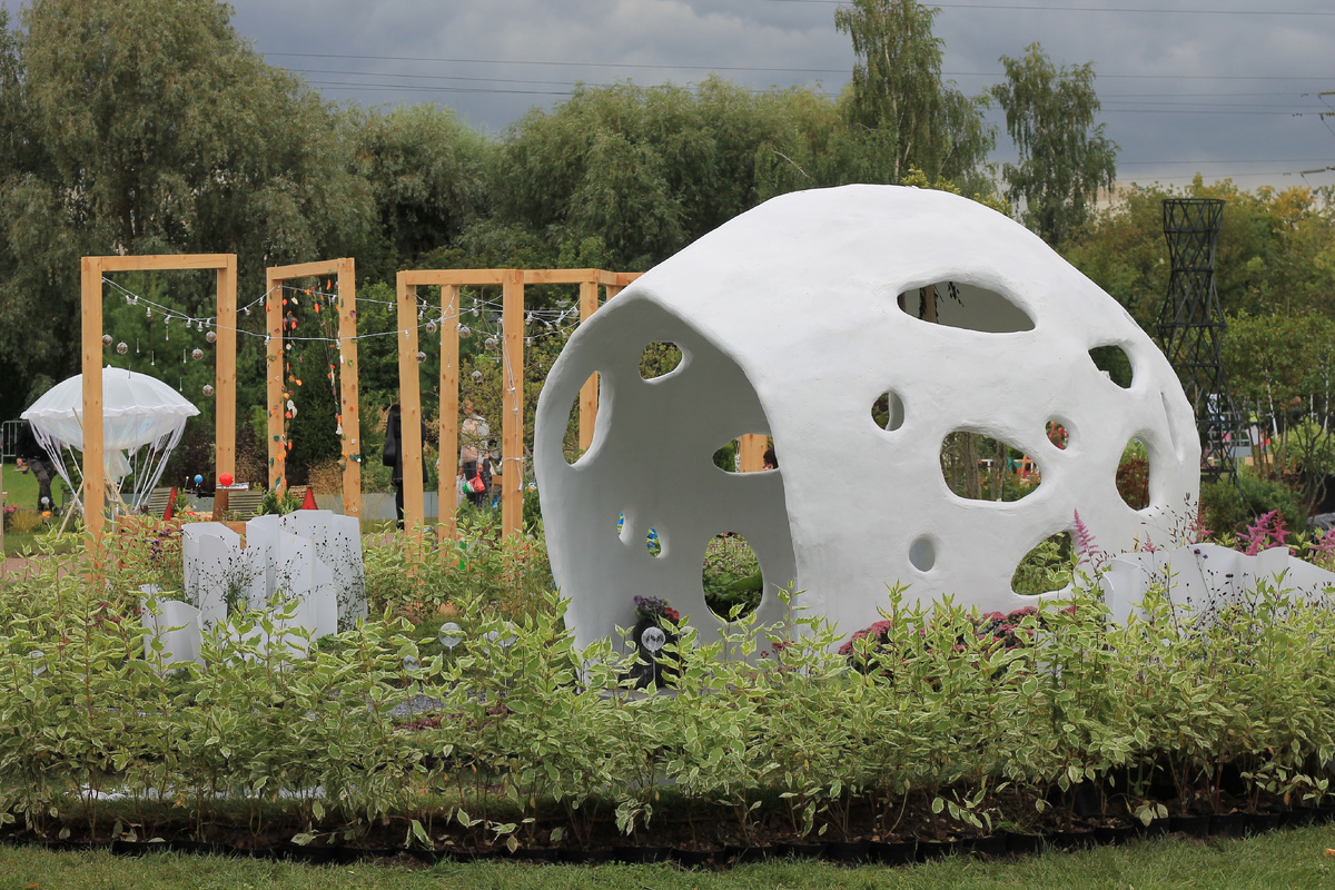 Vita Structura. Сад про живую клетку. Тоже супер иллюстративный: там все части живой клетки обозначены мафами и вокруг немного кустиков. Сделан вместе с Тимирязевским биологическим музеем