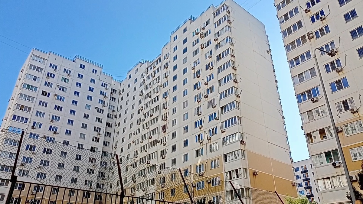 Шестнадцати этажный дом, где мы снимали квартиру. Улица Бориса Пупко, город Новороссийск. Фото автора.