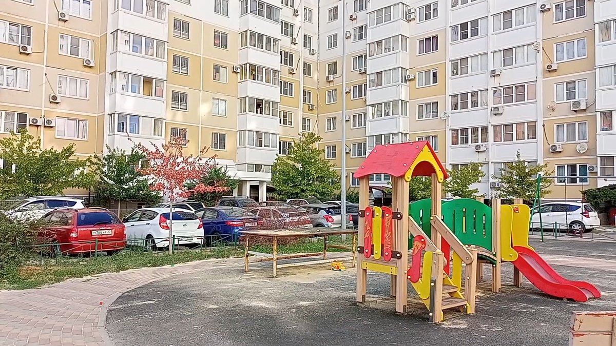 Во дворе многоэтажек, ул. Бориса Пупко, город Новороссийск. Фото автора.