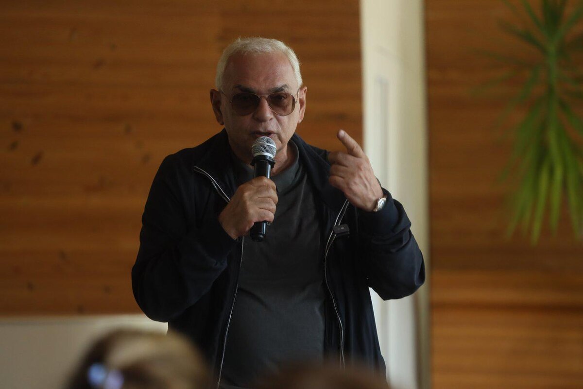 Пресс-служба фестиваля "Окно в Европу"
Карен Шахназаров на встрече со зрителями.