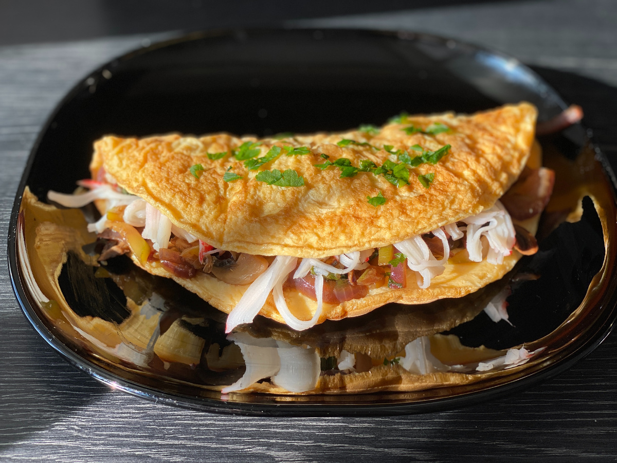 Омлет с овощами и крабовыми палочками