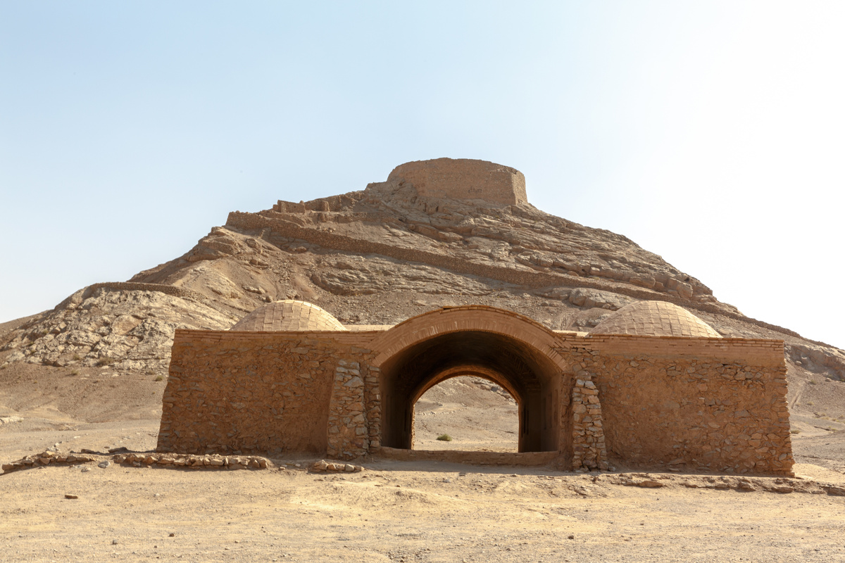 Башня Молчания (дахма) и хайлех - пристанище для провожающих в последний путь. Фото Павла Ботвиника