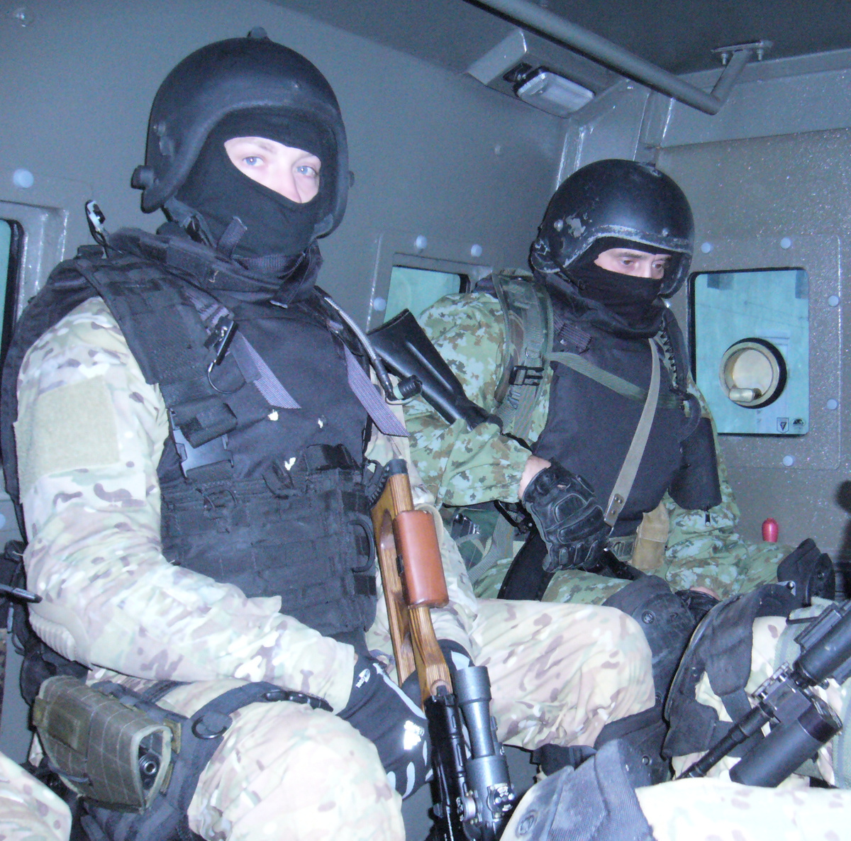 Офицеры СОБРа во время выполнения боевой задачи