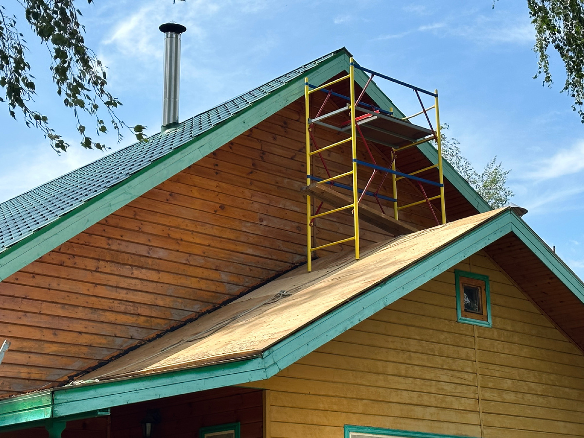 Дом на этапе замены крыши. На этом фото видно, что фасад также требовал обновления.