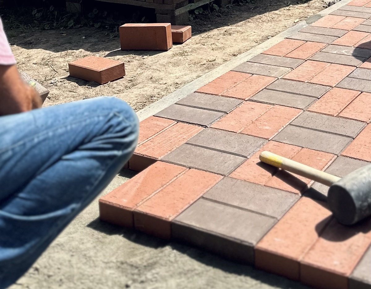 Мастера в процессе замены брусчатки.