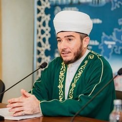    — В какой мир пришел посланник Божий? В верующее, праведное общество? Конечно, нет. В Коране Всевышний описывает это время, нам в назидание, он говорит, что люди создавали не приносящие ни вреда, ни пользы фигуры, которым поклонялись, превратив это в повседневную традицию. Были племена, которые делали фигуры из еды, а после молитвы их ели. Были племена, которые били их плеткой.