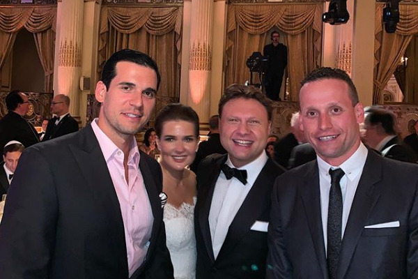 Жених и невеста (на фото посередине) 