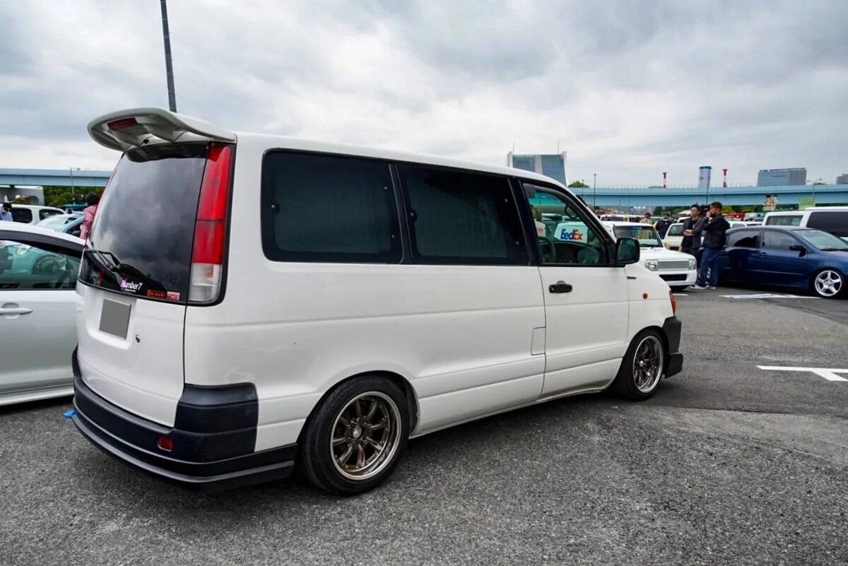 И всего-навсего для хорошего стиля надо красивые японские диски, немного заниженный клиренс за счёт других пружин чтобы всё потом получилось в таком стиле. 