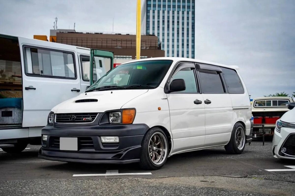 Яркий пример того как TOYOTA LITE ACE NOAH может быть стильным. Но помните если у вас автомобиль предназначен для грузоперевозок то придётся даже на данных дисках ездить только на выставки хотя-бы, а на поседнев использовать штампованные диски с высоким профилем резины для наших дорог России. 