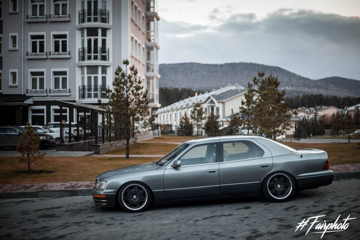 В основном такие автомобили идут на родных дисках с завода и с более стоковым клиренсом, чем на CUSTOM пневме. 