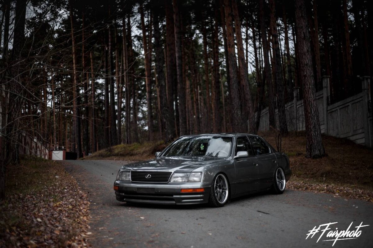 LEXUS LS400 UCF10 хороший автомобиль в плане дизайна, салона, подвески. Если вам настолько приелись китайские автомобили что хочется как-то в потоке выделится, то это ваш вариант. 