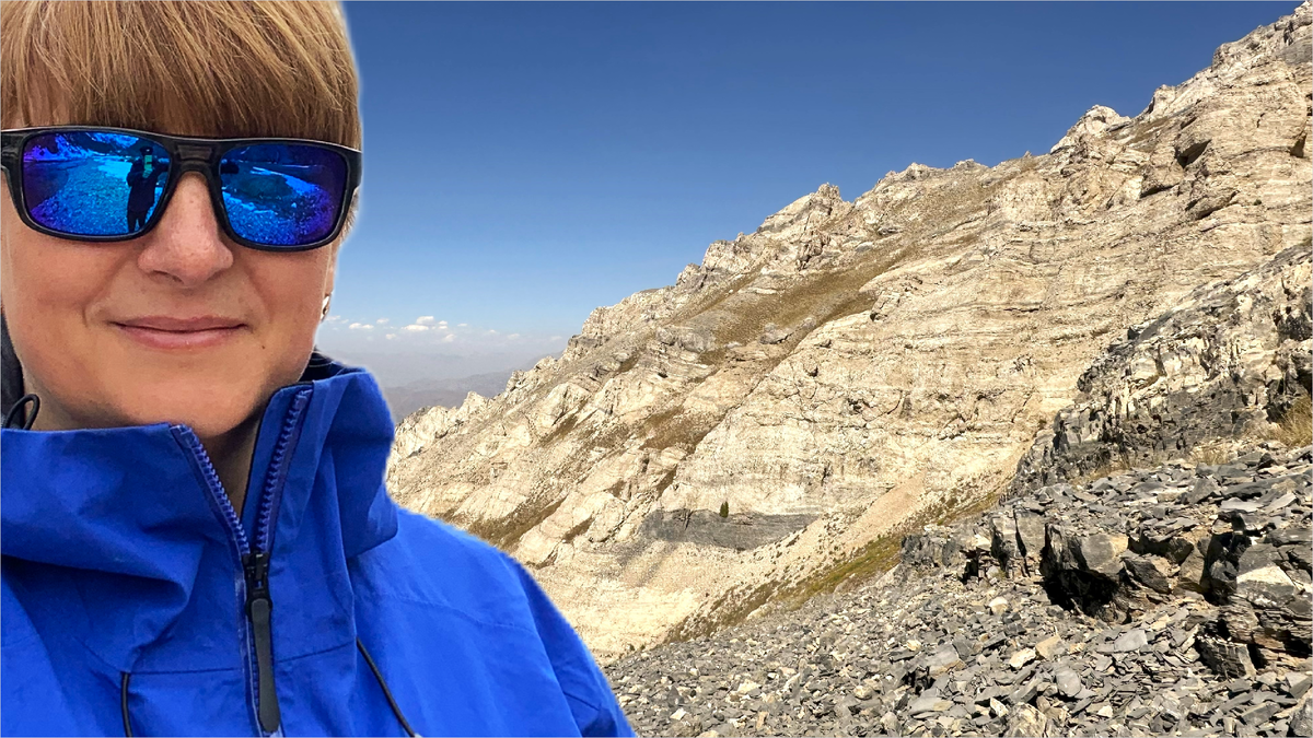 Большой Чимган. Грот на отметке 3000 метров: легендарная точка на Западном гребне.
Знаковое место для каждого, кто идет на вершину. 
Координаты для навигатора: 41.4717° N, 70.0425° E.