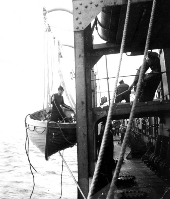 Матросы спускают шлюпку на борту канадского корвета «Алгома»