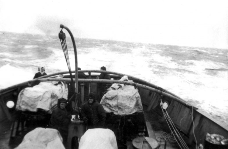 Матросы на корме канадского корвета «Куиснэл» в открытом море