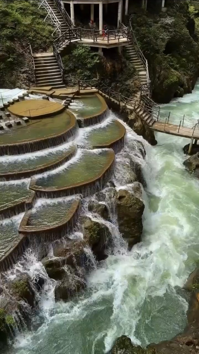 В живописной провинции Гуйчжоу на юго-западе Китая, недалеко от города Тунжэнь, расположен удивительный каньон