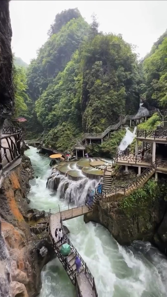 Вдоль каньона проложены современные туристические тропы, оборудованные смотровыми площадками, деревянными мостами и безопасными переходами через ущелья и скалы