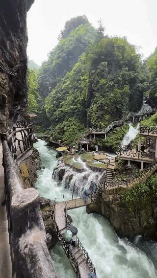 Большой каньон в провинции Гуйчжоу  — жемчужина природного наследия Китая, которая впечатляет своими масштабами, удивительной бирюзовой рекой и великолепными пейзажами