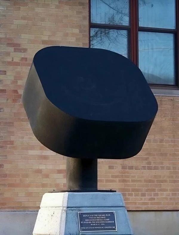 "Представьте себе: вы приходите на хоккейный матч, а на льду вместо привычного черного диска – квадратный предмет, который скачет и непредсказуемо отскакивает от клюшек и бортов. Невероятно? А ведь именно так когда-то начиналась история одной из самых зрелищных игр в мире – хоккея! Да-да, первая хоккейная шайба была... квадратной!"