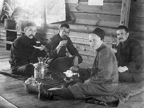 Татары пьют чай в гостях. 