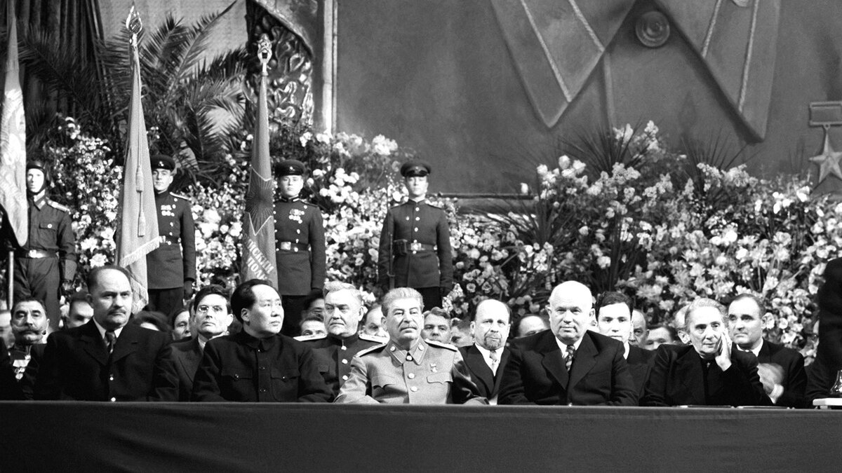 Одесную Сталина на юбилее. Ошую Хрущёв, организатор мероприятия