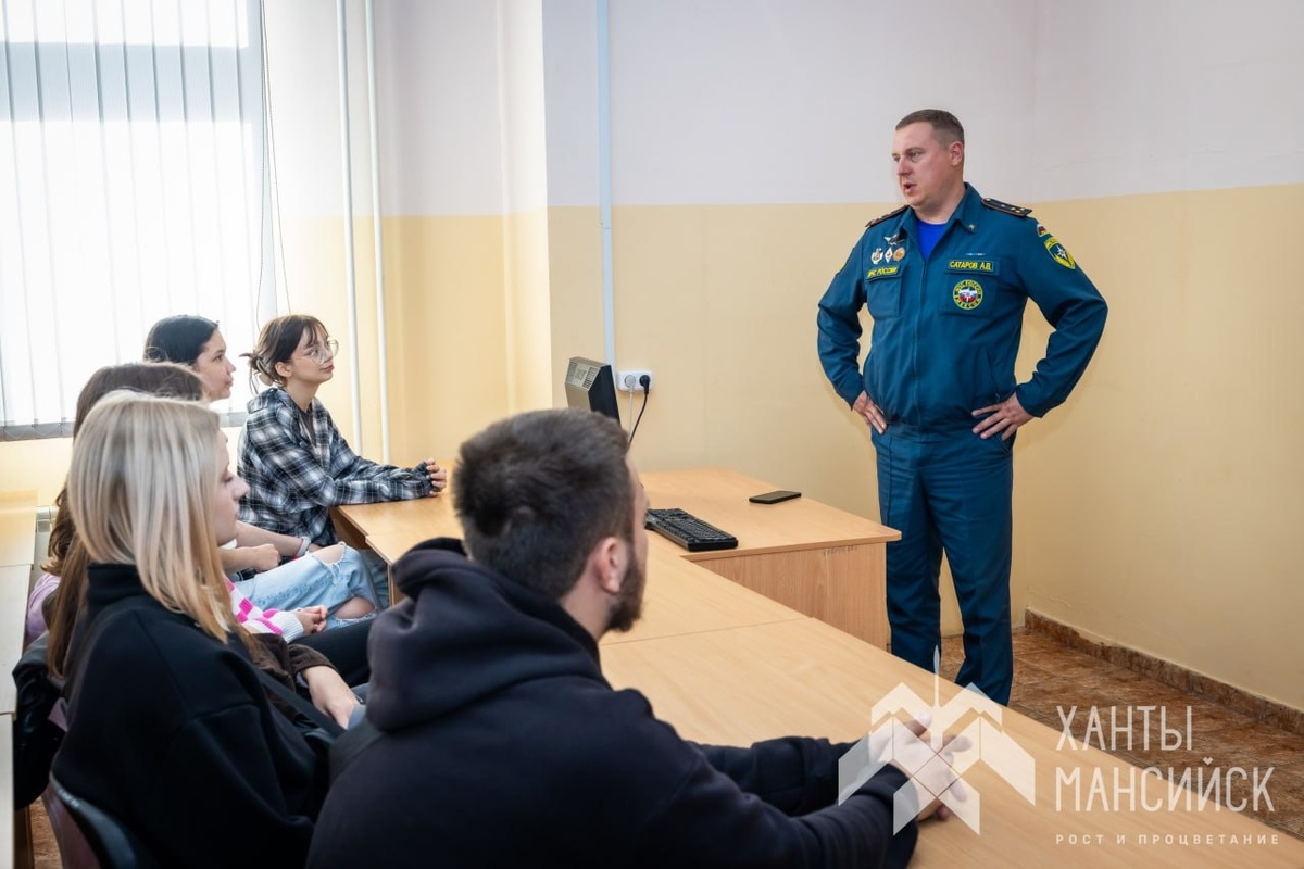    В Ханты-Мансийске сотрудники МЧС встретились со студентами колледжа