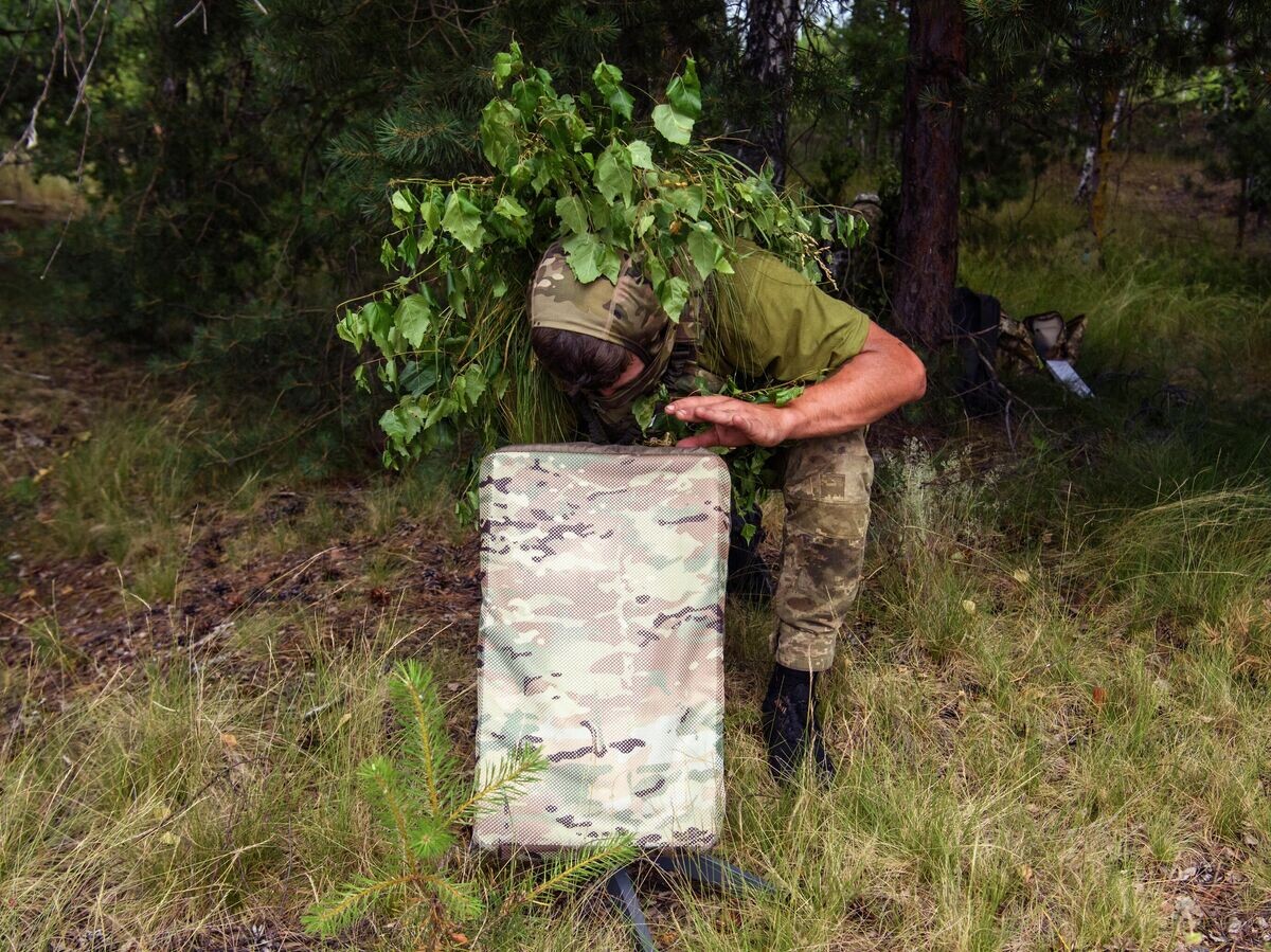    Украинский военный использует терминал Starlink© Getty Images / NurPhoto/Maxym Marusenko