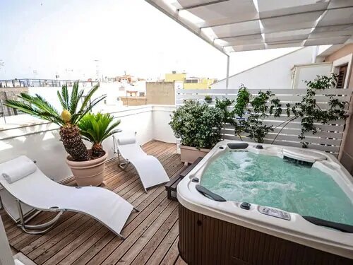 Чтобы сохранить панорамный обзор, джакузи после покупки и доставки поставили прямо на террасную доску, не заглубляя. Для входа и выхода предусмотрели удобные и компактные ступени.