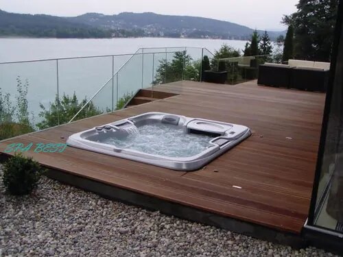 Есть ли более расслабляющее место, чем теплая гидромассажная ванна, из которой открывается вид на живописный пляж и бесконечный морской простор? 