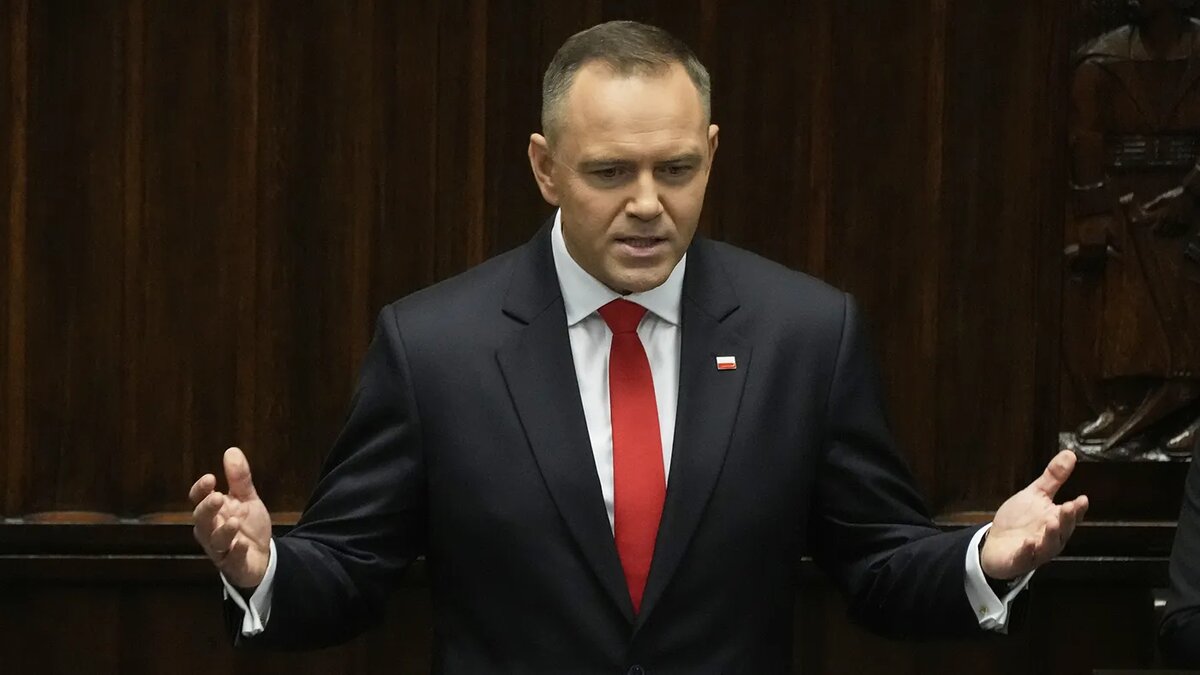   Czarek Sokolowski / AP- Президент Польши Кароль Навроцкий