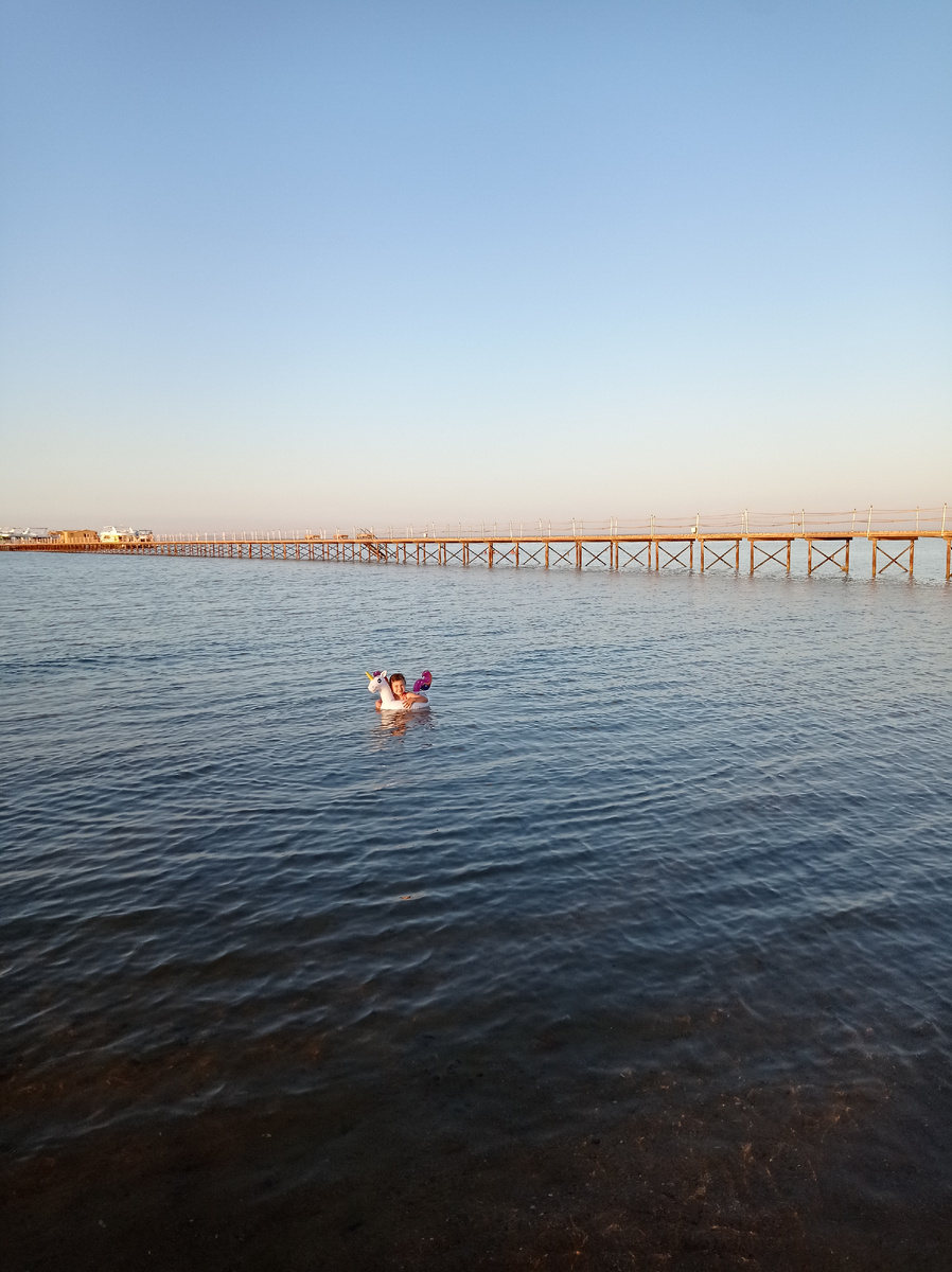 Дочка в Египте в мелком море