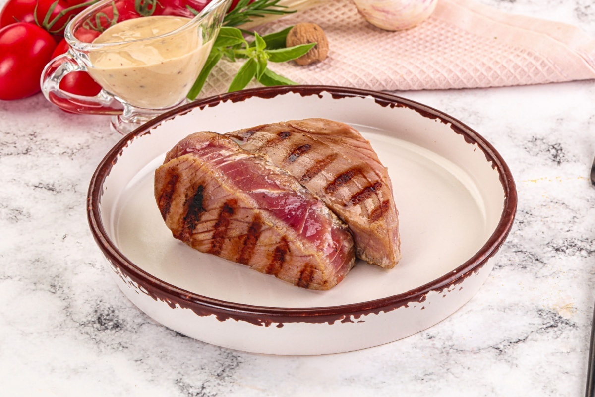 Andrey Starostin / Shutterstock / FOTODOM📷Тунец на гриле