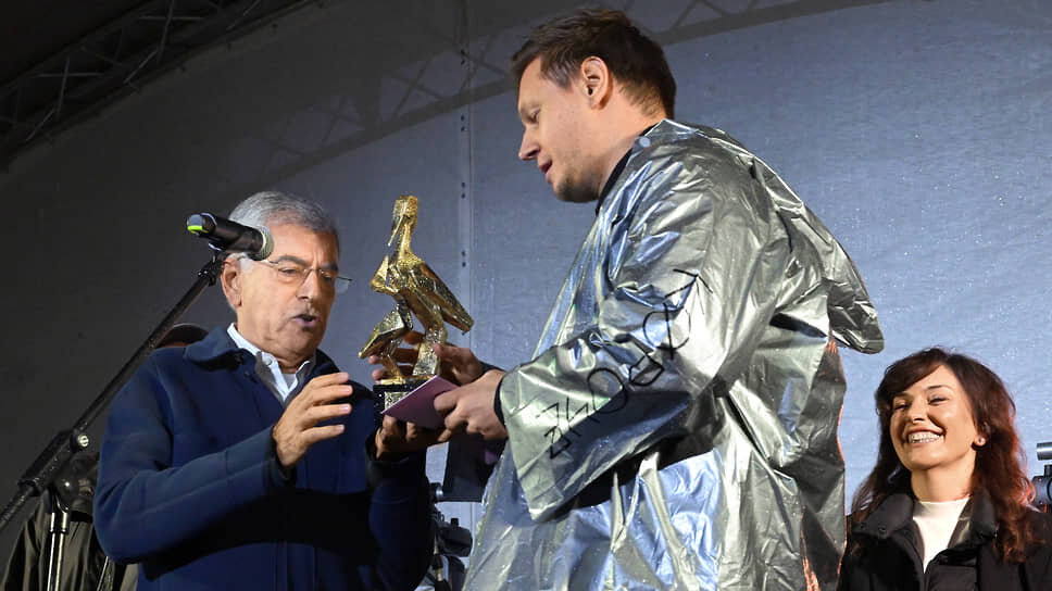 Слева направо: глава компании «Профит» Игорь Толстунов, режиссер Игорь Марченко и продюсер Сабина Еремеева на церемонии закрытия фестиваля «Короче».📷Фото: Ирина Бужор / Коммерсантъ