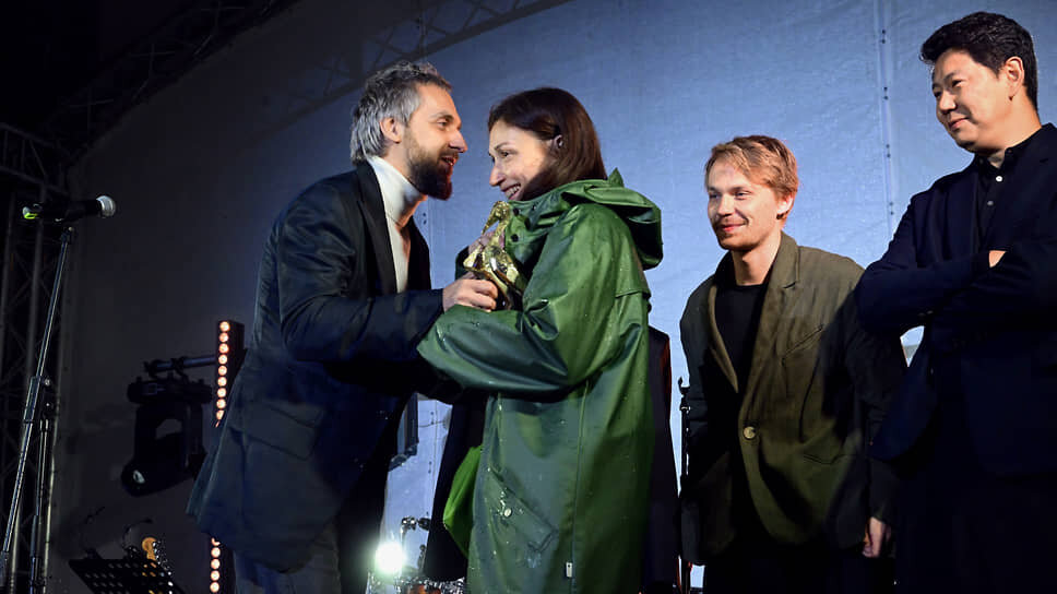 Слева направо: продюсеры Михаил Врубель, Жанна Бекмамбетова, актер Роман Евдокимов и актер, режиссер Евгений Сангаджиев на церемонии закрытия фестиваля «Короче».📷Фото: Ирина Бужор / Коммерсантъ