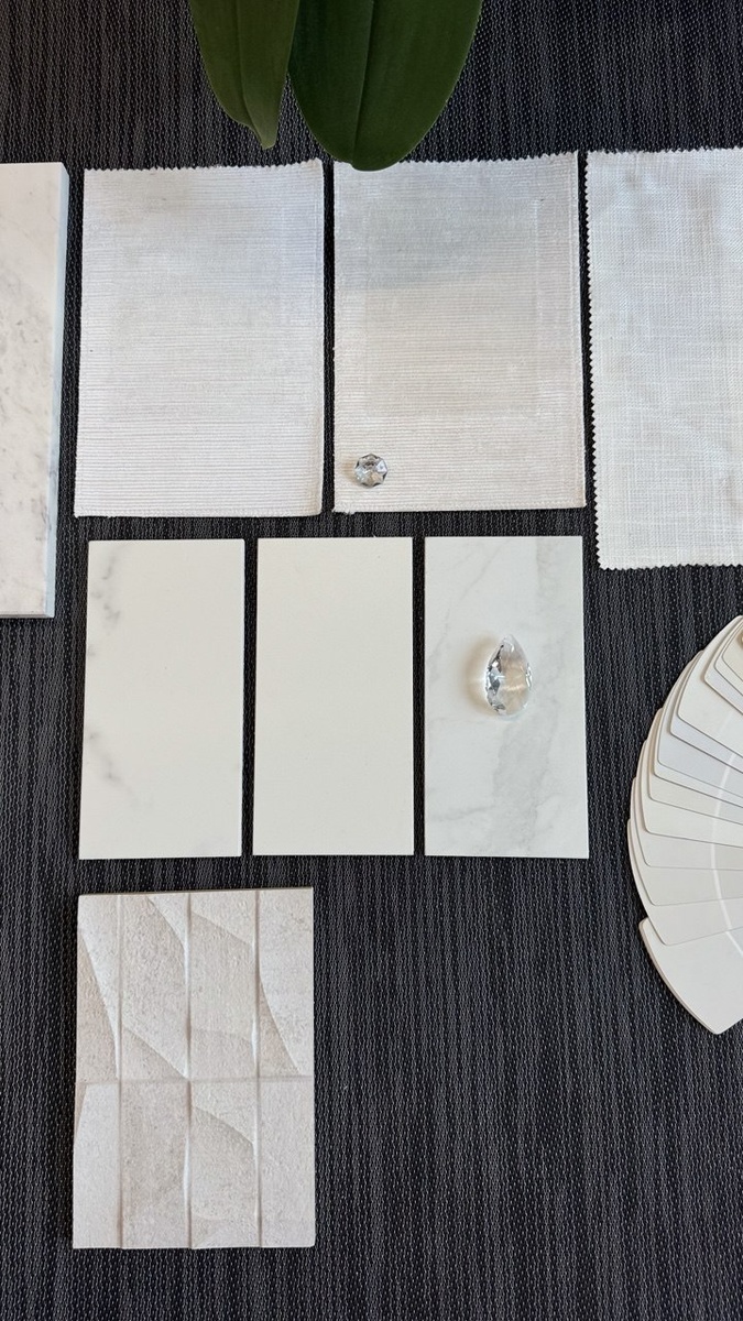 Все оттенки белого совершенно разные. В тканях, в керамограните и в красках. Каждая фактура должна встать на свое место в красивом доме.